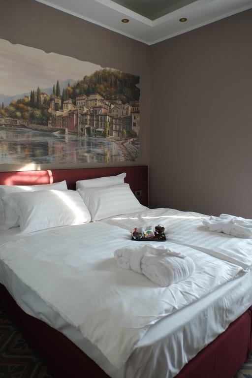 Michelangelo B&B Варена Екстериор снимка