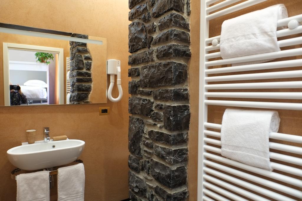 Michelangelo B&B Варена Екстериор снимка